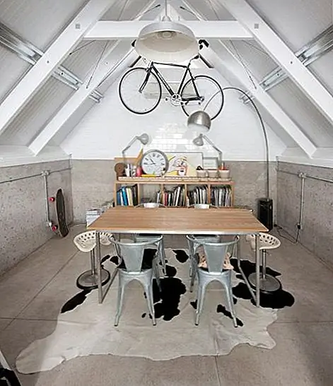 Это кресла Tolix A56. Простые знаковые и штабелируемые, они замечательные, где бы вы их ни разместили. Они используются здесь, в том, что кажется чердачным местом встречи и рабочей областью. {Found on walkid}.