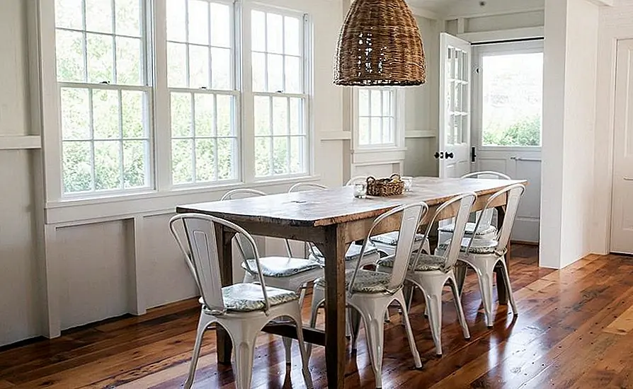 Несмотря на их солидный взгляд и тот факт, что они сделаны из стали, стулья Tolix также удивительно удобны. Они отличные обеденные места, и они добавляют мгновенное старинное обаяние в любое пространство. {Найден на alleedesign}.