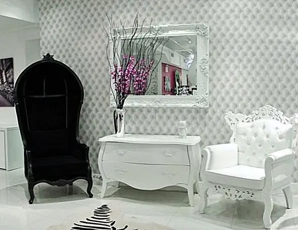 Белое королевское кресло