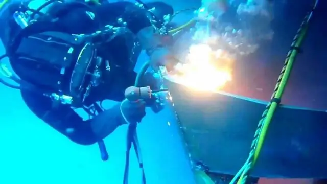Водолазы ремонтируют плавник стабилизатора под водой