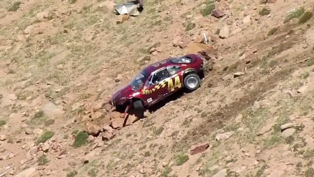 Параличный гонщик ведет гонку Pike's Peak