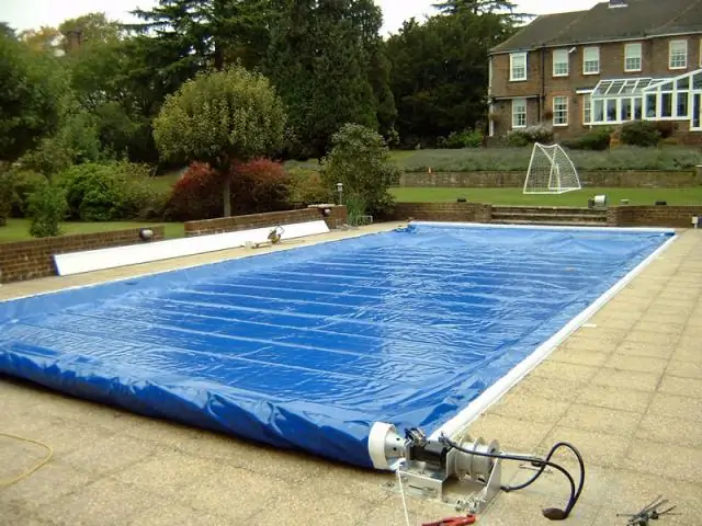 Скольжение безопасно в течение сезона у открытого бассейна