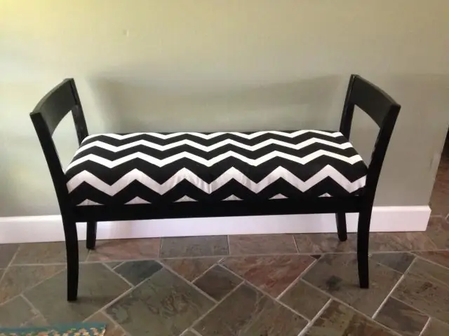 Скамья из стульев